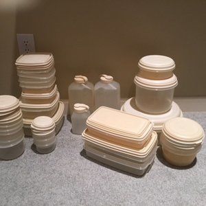 Vintage beige Rubbermaid